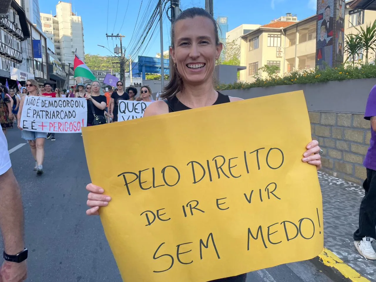 mulheres vão às ruas para protestar contra o feminicídio