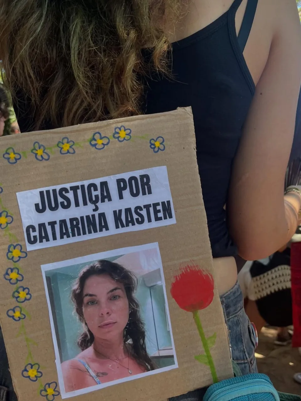 mulheres vão às ruas para protestar contra o feminicídio