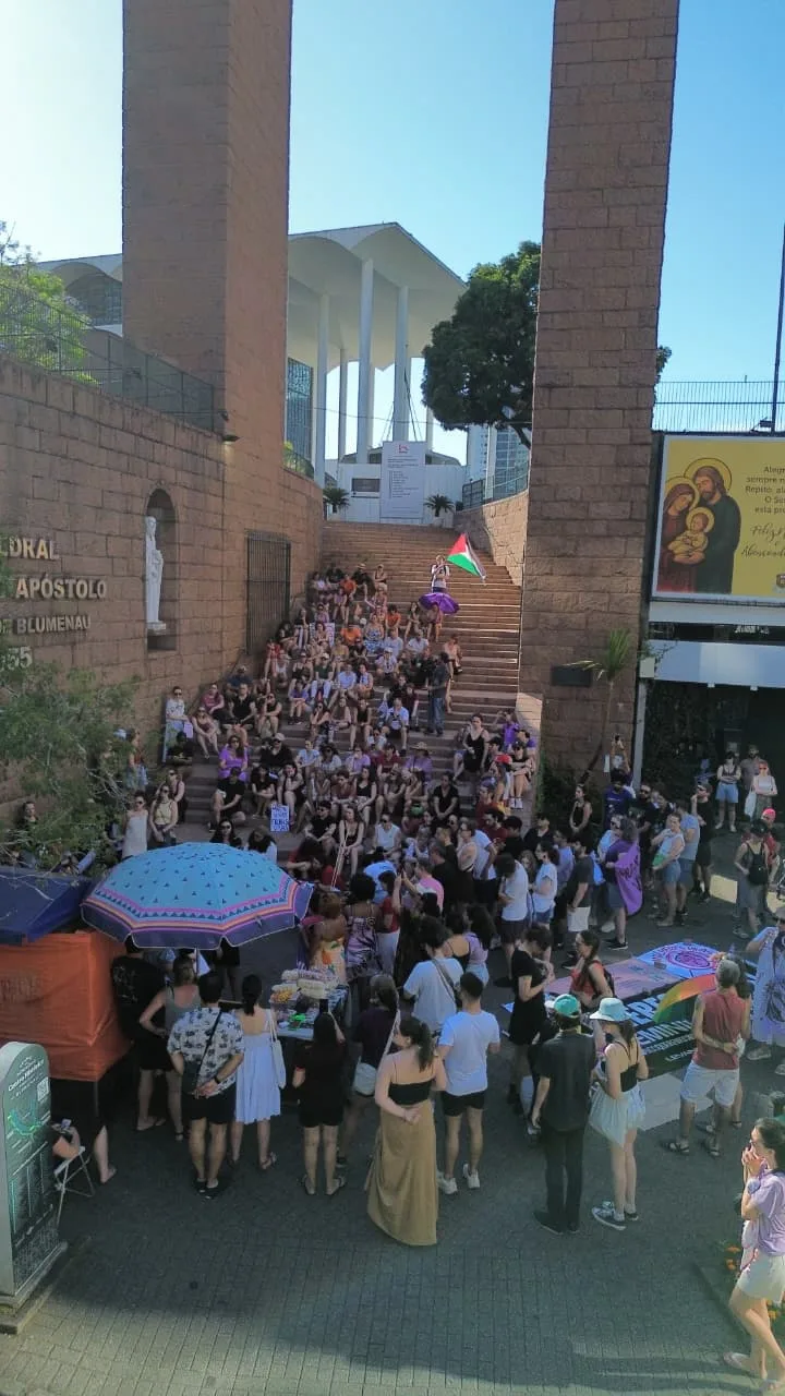 mulheres vão às ruas para protestar contra o feminicídio