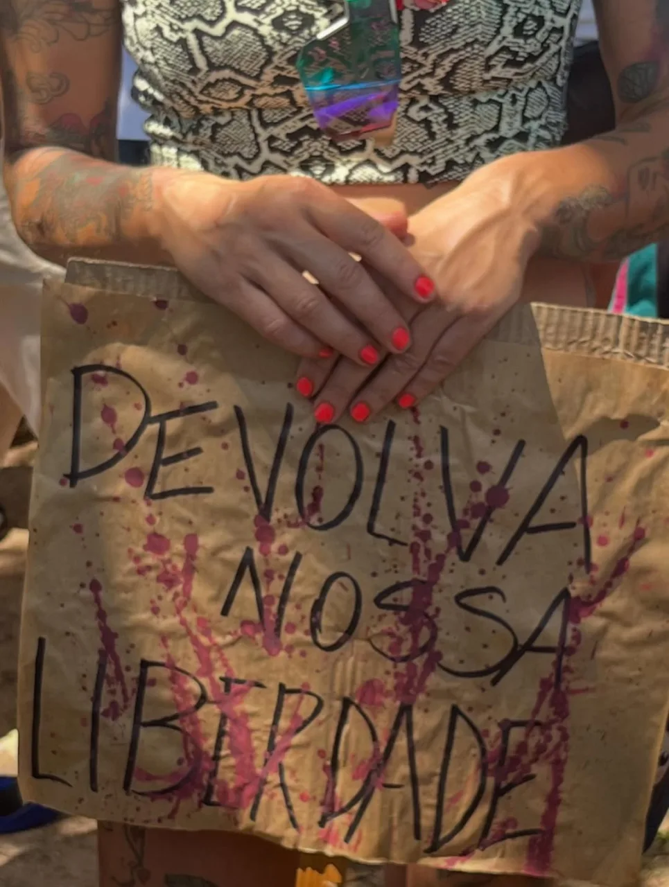 mulheres vão às ruas para protestar contra o feminicídio