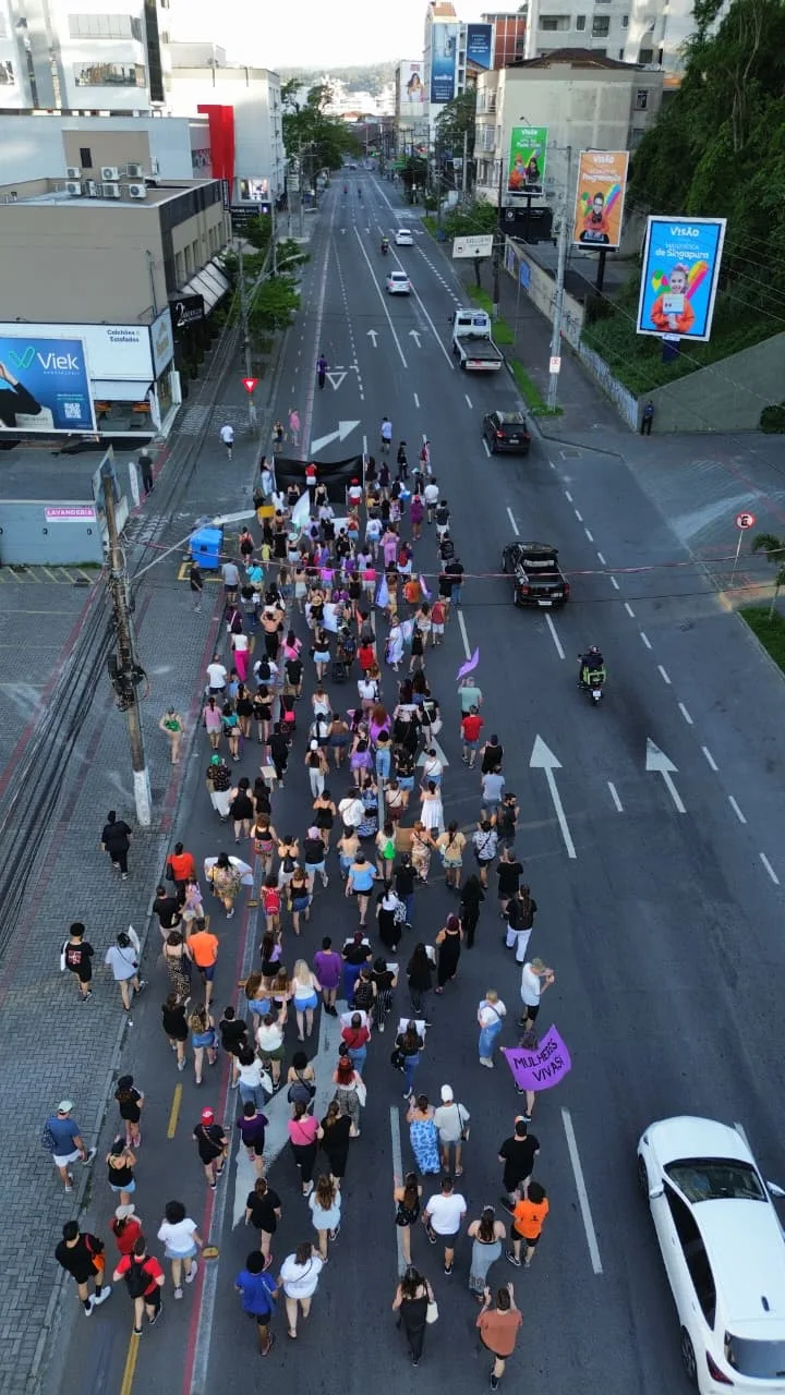 mulheres vão às ruas para protestar contra o feminicídio