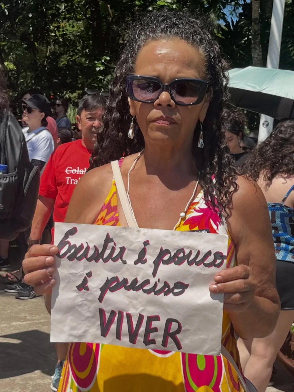 mulheres vão às ruas para protestar contra o feminicídio