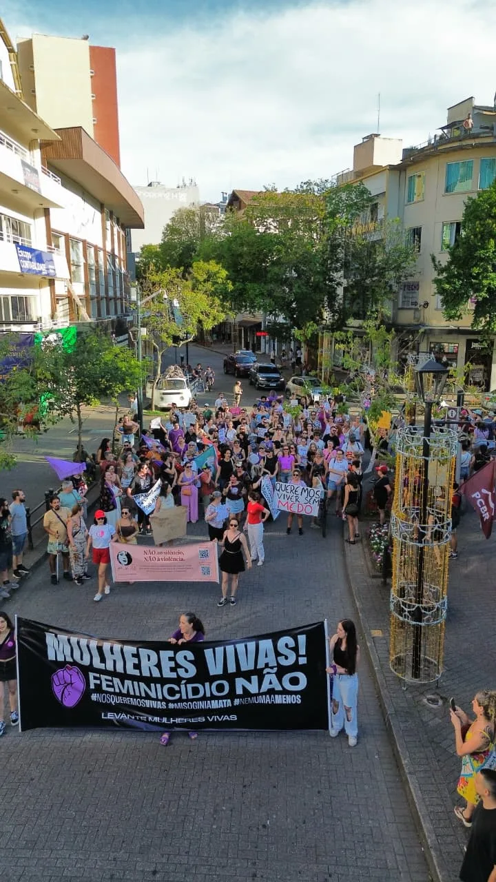 mulheres vão às ruas para protestar contra o feminicídio
