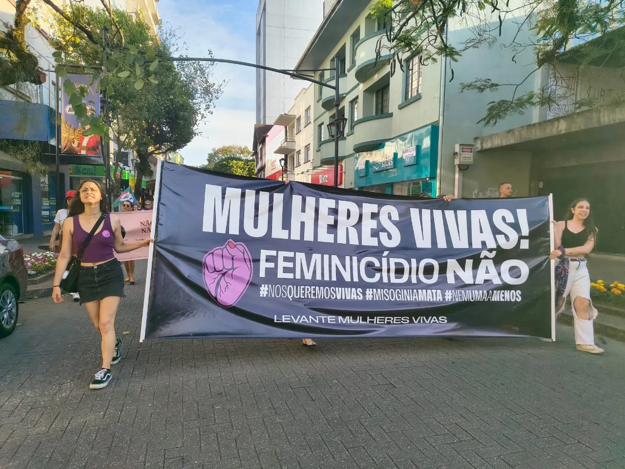 mulheres vão às ruas para protestar contra o feminicídio
