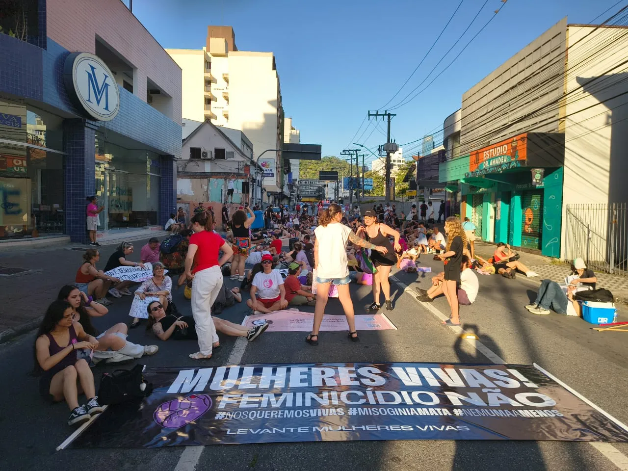 mulheres vão às ruas para protestar contra o feminicídio