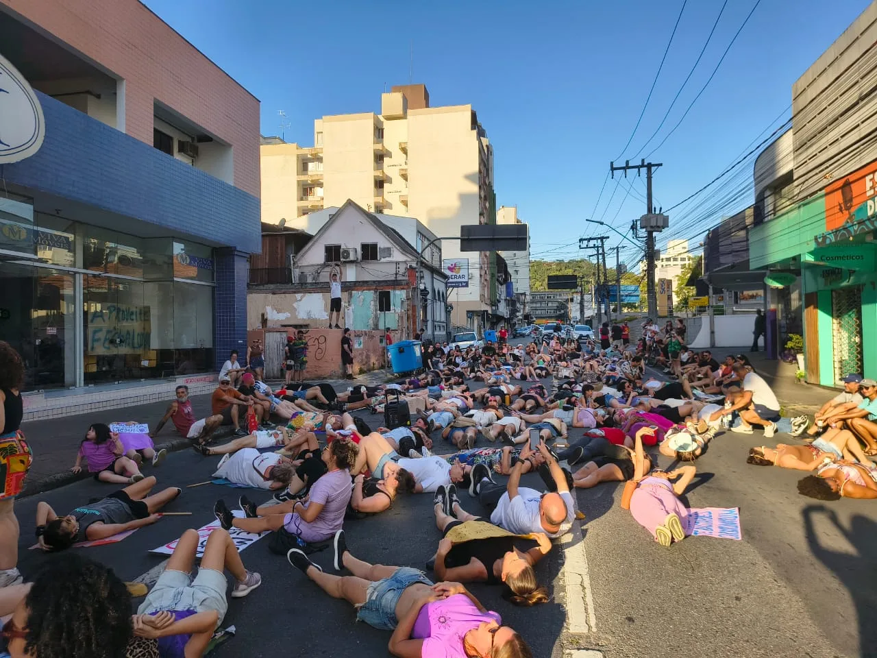 mulheres vão às ruas para protestar contra o feminicídio