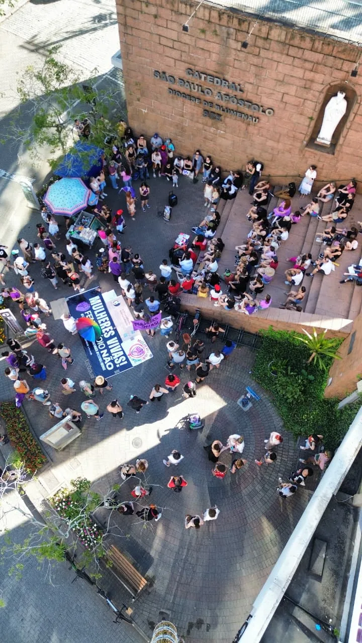 mulheres vão às ruas para protestar contra o feminicídio