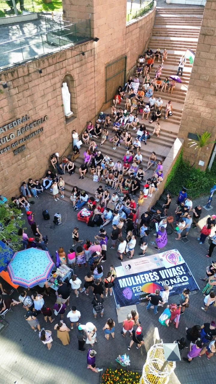 mulheres vão às ruas para protestar contra o feminicídio