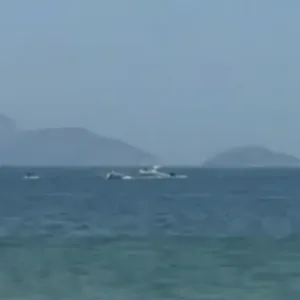 Ultraleve cai no mar em Copacabana, no Rio de Janeiro - Foto: Reprodução/Redes sociais