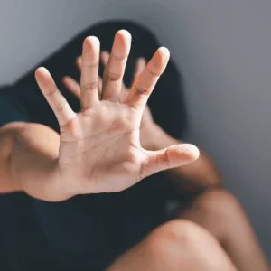 Mulher é rendida com faca e estuprada enquanto aguardava empresa abrir