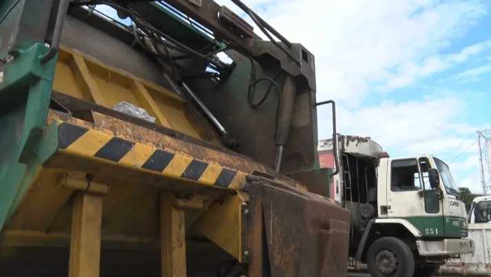 Frota de 12 caminhões de lixo de Florianópolis são flagradas no pátio da Comcap