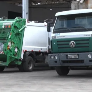 Frota de 12 caminhões de lixo de Florianópolis são flagradas no pátio da Comcap - Foto: Reprodução/SCC SBT