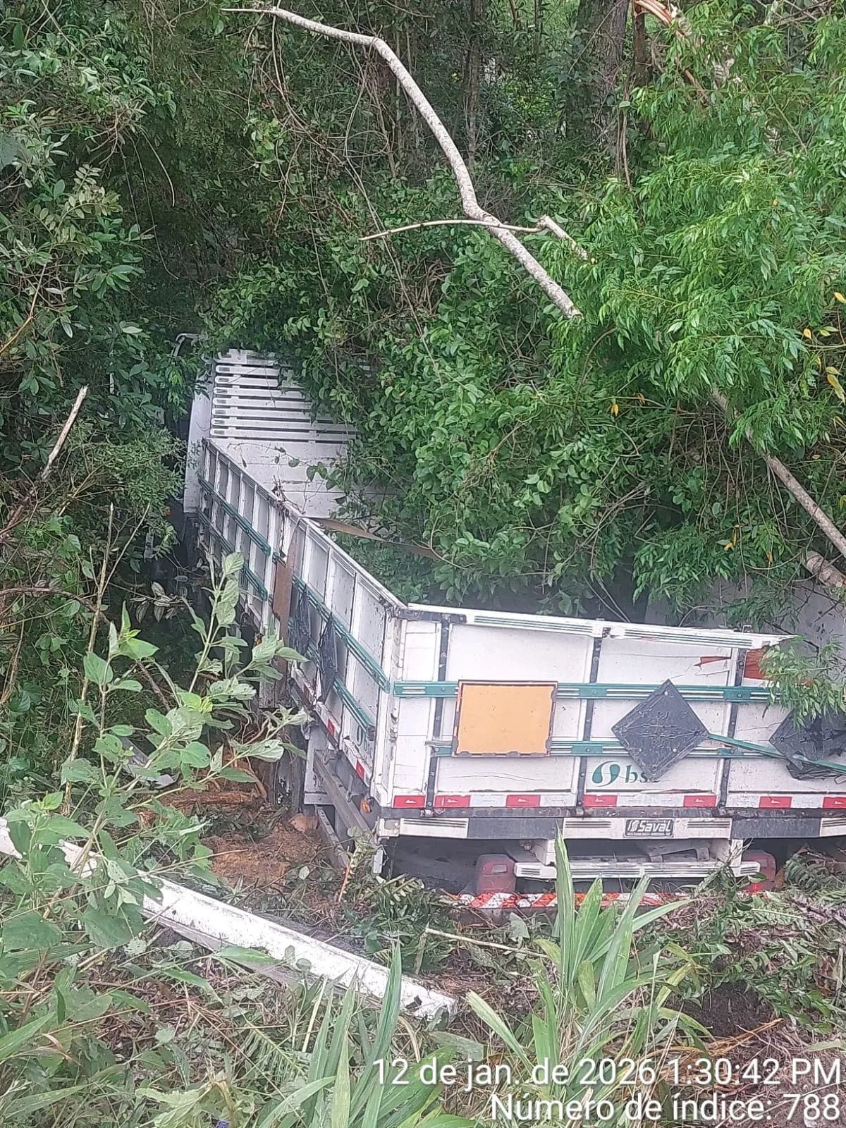 Acidente com caminhão de ácido sulfúrico deixa feridos e causa lentidão na BR-280 (1)