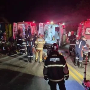Acidente com ônibus que seguia para SC deixa mortos e dezenas de feridos- Foto:  Foto: Corpo de Bombeiros/MG