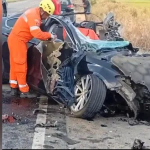 Acidente deixa carro destruído e motorista morre em SC - Foto: Redes Sociais/Divulgação