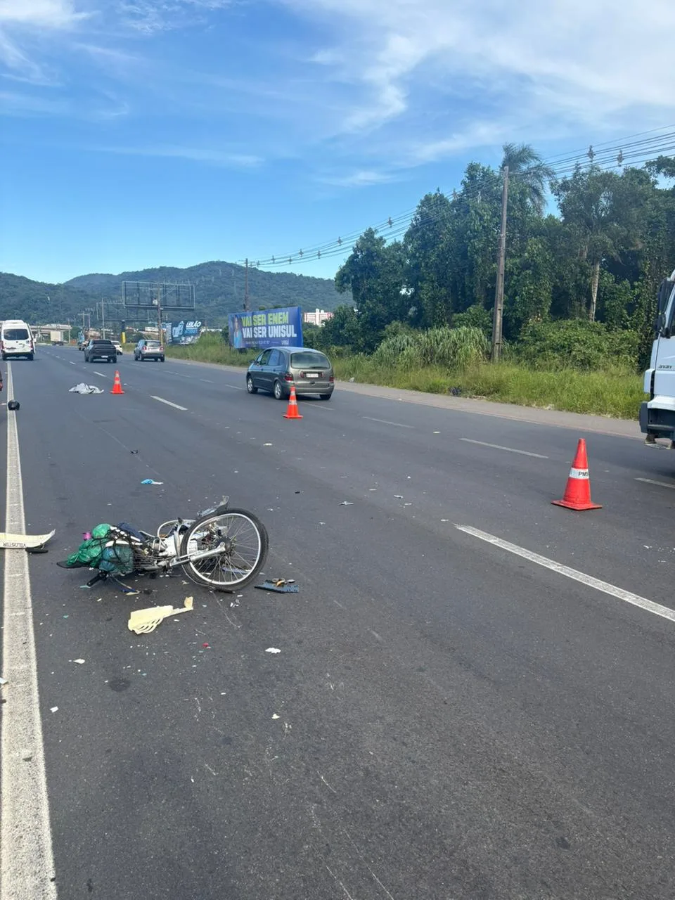Acidente entre bicicleta elétrica e van deixa homem morto em rodovia de SC