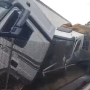 Acidente entre caminhões espalha 19 toneladas de melancia na BR-101 em SC - Foto: Divulgação/Redes Sociais