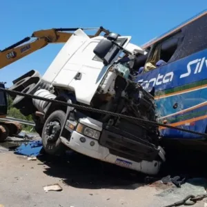 Acidente entre carreta e ônibus deixa ao menos seis mortos no RS | Foto: Ecovias Sul, via SBT News