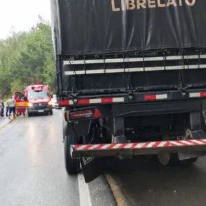 Acidente entre carro e caminhão deixa quatro feridos na BR-282 em Alfredo Wagner
