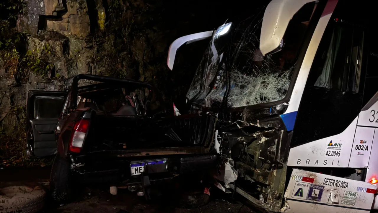 Acidente entre carro e ônibus deixa dois mortos e 10 feridos na BR-470 em SC