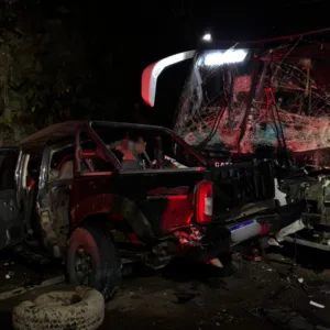 Acidente entre carro e ônibus deixa dois mortos e 10 feridos na BR-470 em SC