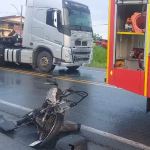 Acidente entre motocicleta e carreta deixa uma pessoa morta na BR-470 em SC - Foto: CBMSC