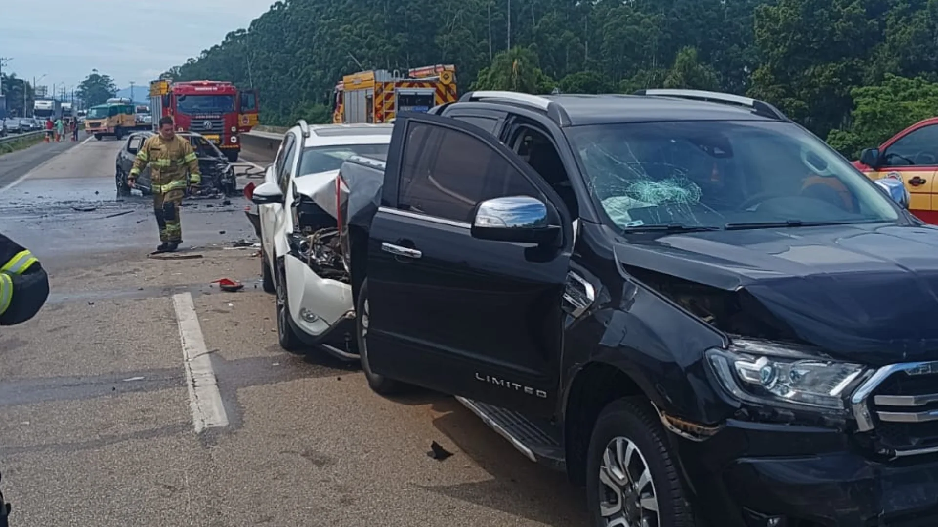 Acidente entre quatro veículos causa incêndio e deixa feridos na BR-101