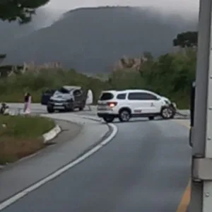 Acidente entre veículos bloqueia meia-pista da BR-282 em SC - PRF