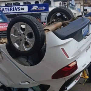 Acidente mobiliza Bombeiros após carro capotar em Curitibanos | Foto: Reprodução 