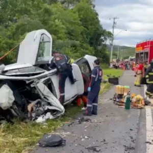 Acidente na BR-470 em Apiúna envolve 10 pessoas e deixa um morto