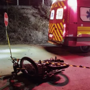 Adolescente de 17 anos morre em grave acidente entre moto e carro em SC - Foto: CBMSC