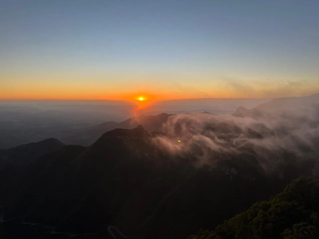 Amanhecer no Mirante da Serra do Rio do Rastro encanta e movimenta turistas