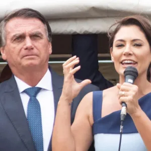 Após crise Jair Bolsonaro cai, bate a cabeça e recebe atendimento médico | Foto: Hugo Barreto/Metrópoles | Reprodução