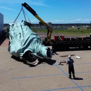 Após desabar durante temporal, estátua da Havan é levada para restauração em SC
