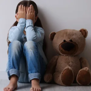 Avó flagra companheiro abusando da neta de oito anos e polícia efetua prisão em Gaspar | Foto: reprodução / Canva 
