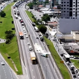 BR-101 em Itapema tem bloqueio total e trânsito parado