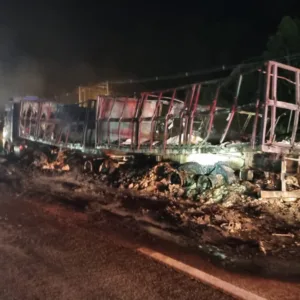 BR-101 fica interditada por cerca de 6 horas após incêndio entre carretas em SC- Foto: PRF SC