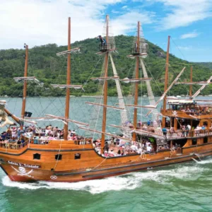 Barco Pirata BC completa mais de 40 anos como símbolo do turismo em Balneário Camboriú