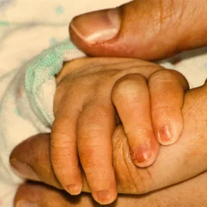 Bebê de um ano é diagnosticada com dengue e cidade de SC toma decisão para frear contágios