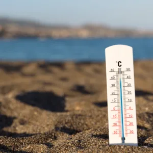 Calor diminuí e chances de ressaca marítima aumentam em SC; Veja previsão desta semana