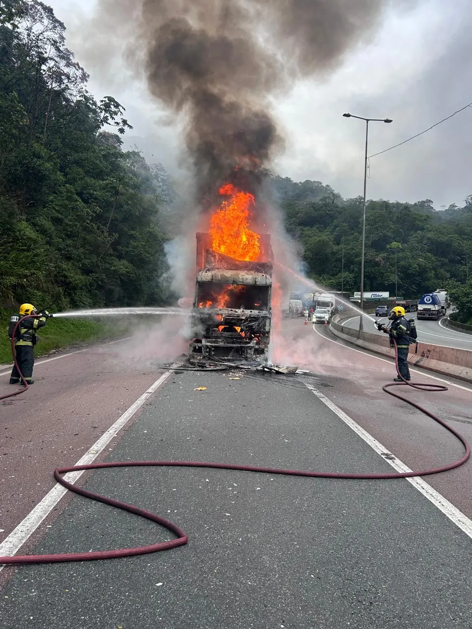 Caminhão carregado com cerveja é consumido pelas chamas na BR-376
