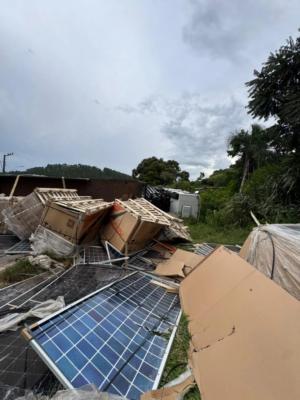 Caminhão carregado com placas solares capota e mata motorista na SC-155