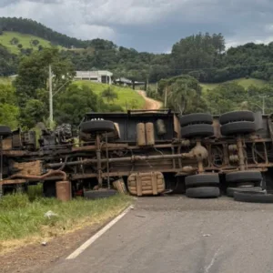 Caminhão carregado com placas solares capota e mata motorista na SC-155