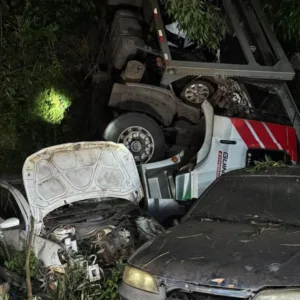 Caminhão-cegonha sai da pista, atinge oficina e deixa motorista ferido em SC - Foto: CBMSC