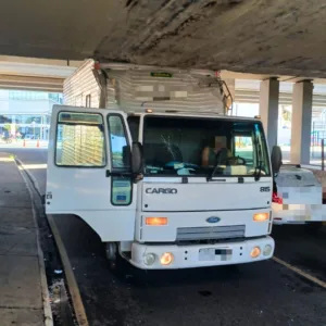 Caminhão fica entalado em viaduto e trava o trânsito em Balneário Camboriú