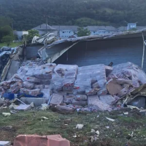 Caminhão perde freios, capota e tem carga furtada no Oeste de SC - Foto: PMRv