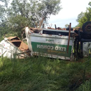 Caminhão sai da pista e capota em trecho conhecido como 'Curva da Morte' em SC - Foto PMRv