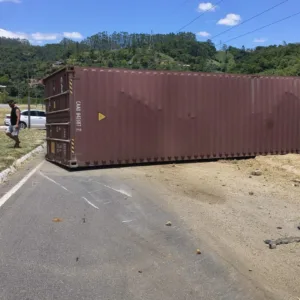 Caminhão tomba e interdita parcialmente a BR-470 em Ibirama - Foto: PMRv