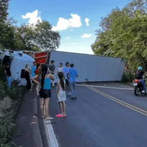 Caminhão tomba e interdita totalmente a SC-157 no Oeste - Foto: PMRv