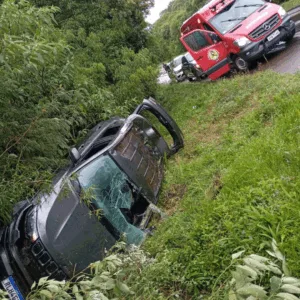 Capotamento na BR-153 deixa dois jovens feridos em SC - Foto: CBMSC